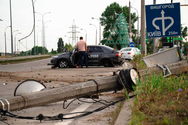 На выезде из Киева Toyota службы Uber снесла столб
