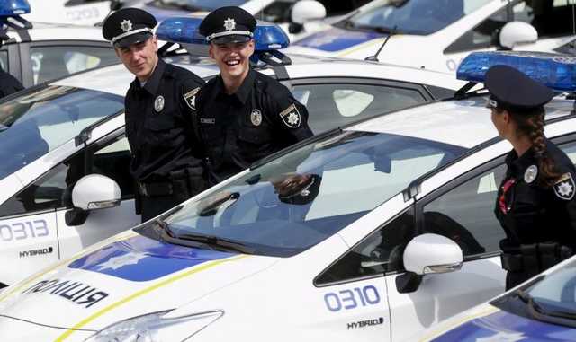 В Одессе патрульные копы с огромным трудом «повязали» неадекватного коллегу из Киева