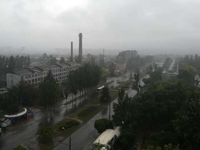 Запорожье залило дождем: повалены деревья, отключен свет