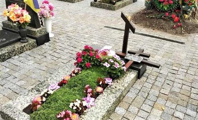 Неизвестный надругался над могилой воина АТО в Сумах