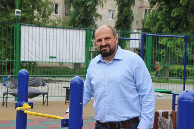 На детской площадке, открытой Розенблатом в рамках предвыборной кампании, серьёзно травмировался ребёнок