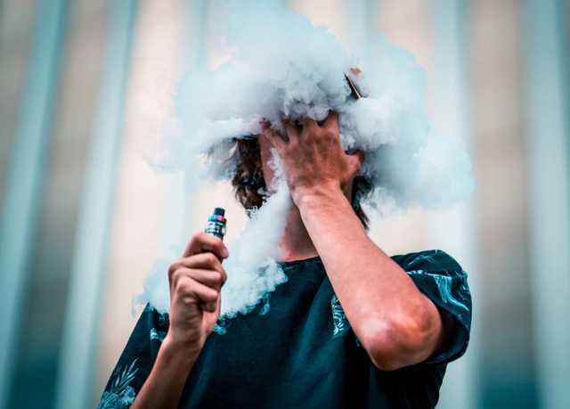 Некоторые в реанимации: В США госпитализировали 14 подростков после курения электронных сигарет