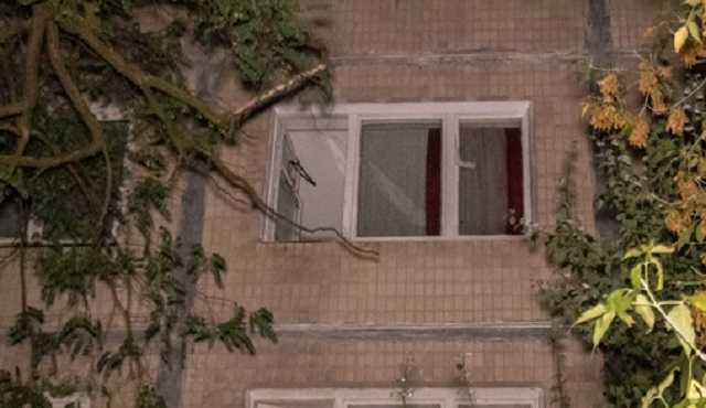 В Киеве на Воскресенке мужчина выпал из окна