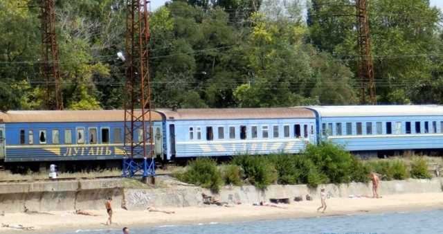 В Мариуполе фирменный поезд «Луганск-Киев» облюбовали пляжные бомжи
