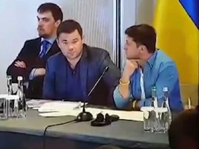 Как ученики на последней парте: Зеленский и Богдан озадачили странным поведением на публике