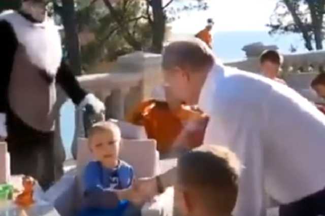 "Вова, сыграй в ящик": Путин потрогал очередного мальчика и взбесил сеть