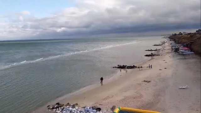 В курортной Кирилловке море отступило на десятки метров