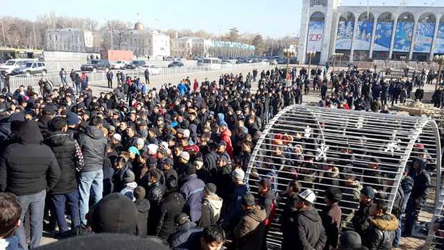 В Киргизстане полиция начала разгон митинга в поддержку Атамбаева