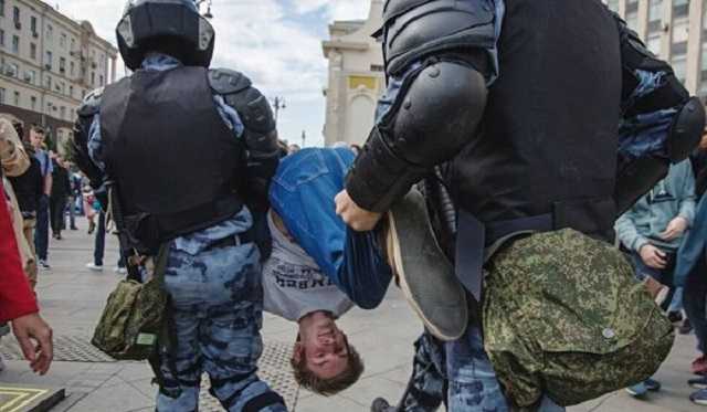 «Развлечения заевшихся москвичей»: Полозов спрогнозировал результат протестов в России