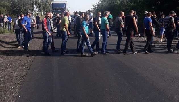 На Донеччині шахтарі перекрили дорогу і вимагають зарплату