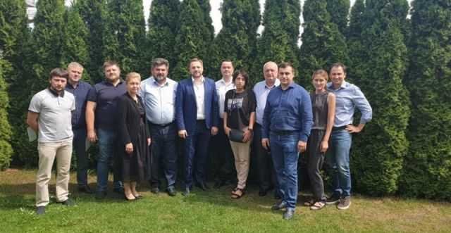 «Слуги народу» на Дніпропетровщині зустрілись з родичами вбитих фермерів