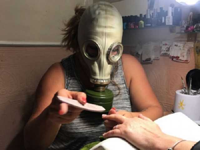 На маникюр — в противогазе: протестующие жители Конотопа запустили необычный флешмоб