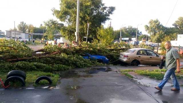 На Хрещатику на припаркований автомобіль впав рекламний банер