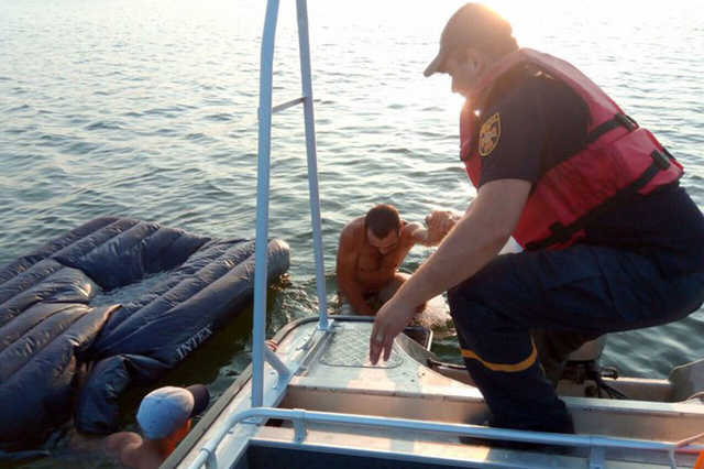 На Днестре четверо людей едва не погибли при купании на надувном матрасе