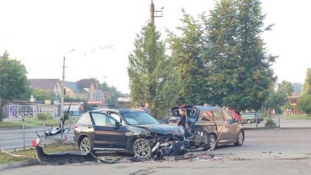 В Ивано-Франковске 20-летняя девушка за рулем элитного BMW протаранила 4 автомобиля