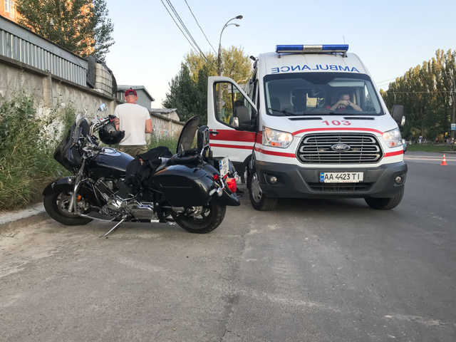 В Киеве такси Uber сбил мотоциклиста