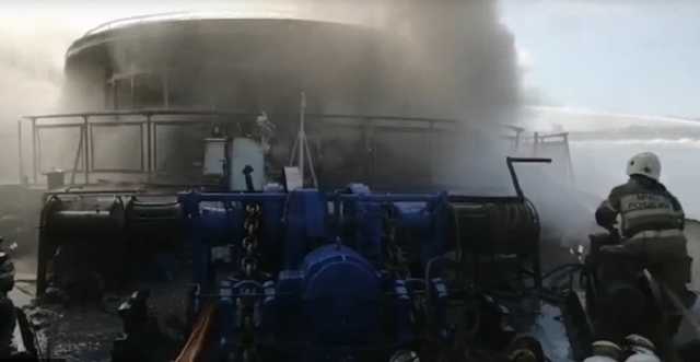 «Пьяный» теплоход «Святая Русь» догорел на Волге