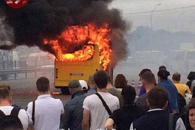 В Киеве возле метро Лесная загорелась очередная маршрутка