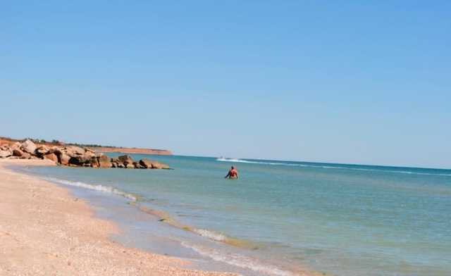 Свои правила: на запорожском курорте молодчики собирают дань за въезд