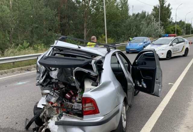 В Киеве хлебовоз смял Skoda: есть погибшие