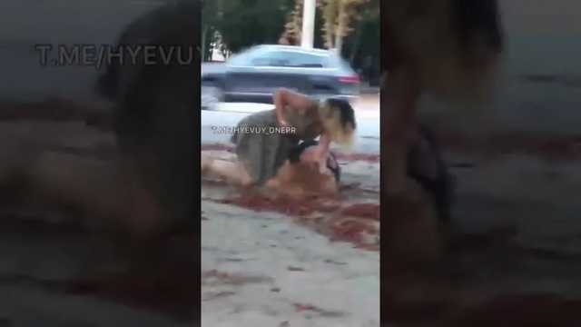 Таскание за волосы, удары ногами: В Днепре девушки устроили жестокую драку