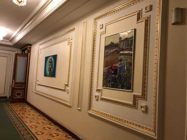 Офис президента украсили необычными картинами