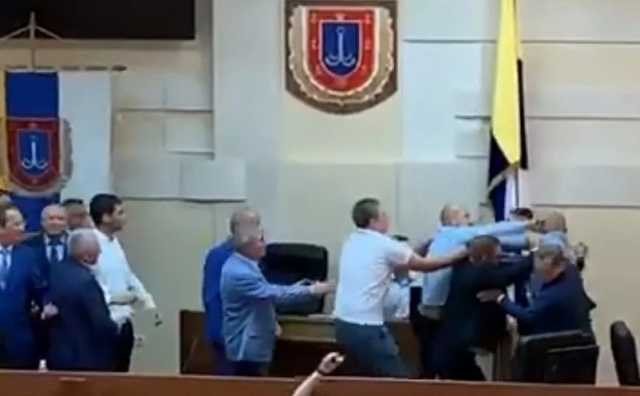 Блокирование трибуны, драка и полиция: Как в одесском облсовете объединялись сторонники Медведчука и Порошенко