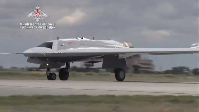 Россия показала видео парного полета беспилотника «Охотник» с истребителем