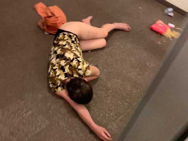 В харьковском супермаркете увидели полуголую женщину на полу