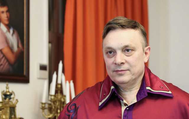 Продюсер «Ласкового мая» умоляет Зеленского пустить его в Украину ради подруги в коме