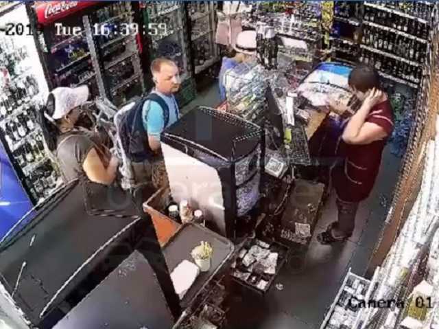 В киевском магазине нагло обокрали женщину с ребенком: воровку сняла камера наблюдения