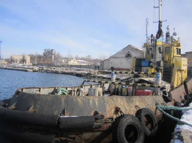 У Скадовского порта отобрали катер за долги