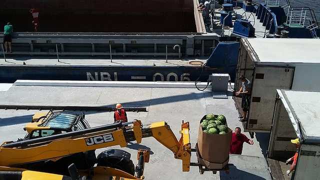 На Киевщину прибыла баржа с херсонскими арбузами