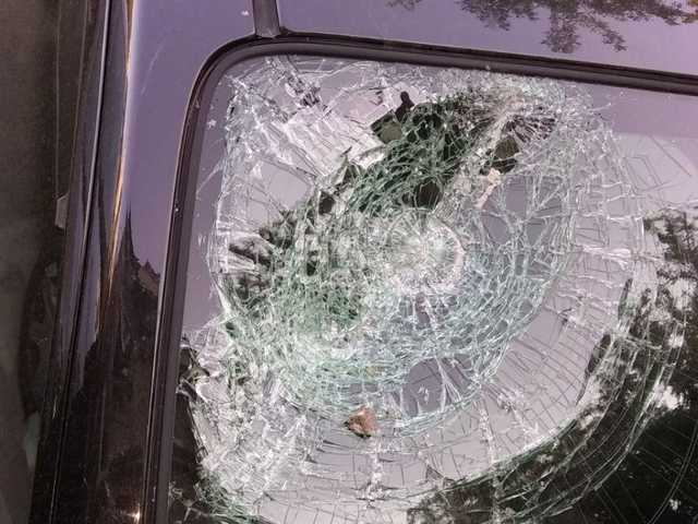 Фрагмент здания рухнул на иномарку в Днепре