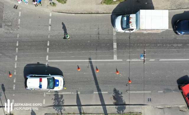 Во Львове полицейский влетел в пешеходов на переходе: есть пострадавшие