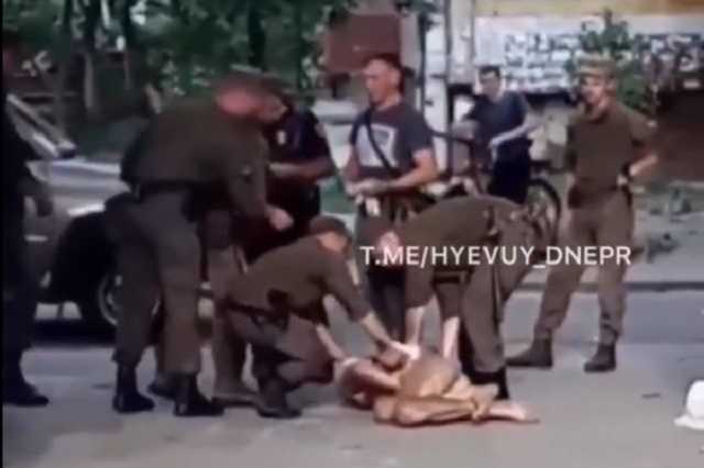 В Днепре голый неадекват устроил догонялки с полицией