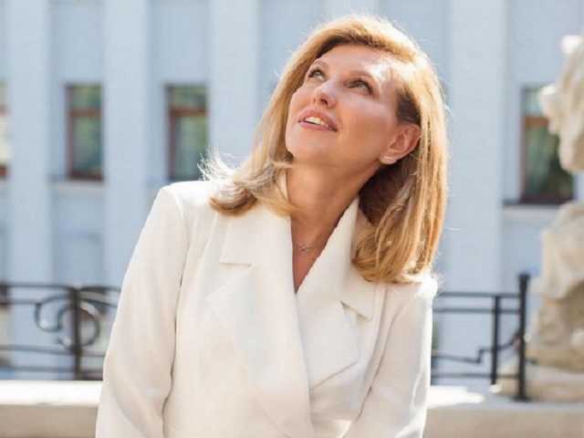 Вся в белом: Елена Зеленская поразила нежным образом на День Независимости