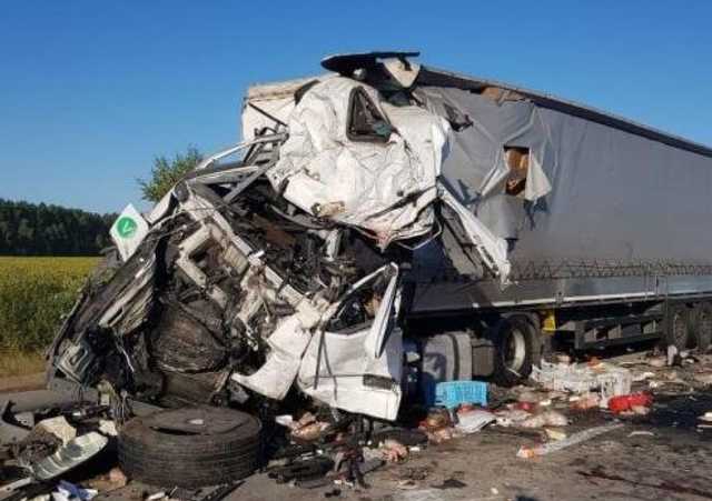 На Житомирщине столкнулись 2 грузовика: смяло, как консервные банки, водители погибли