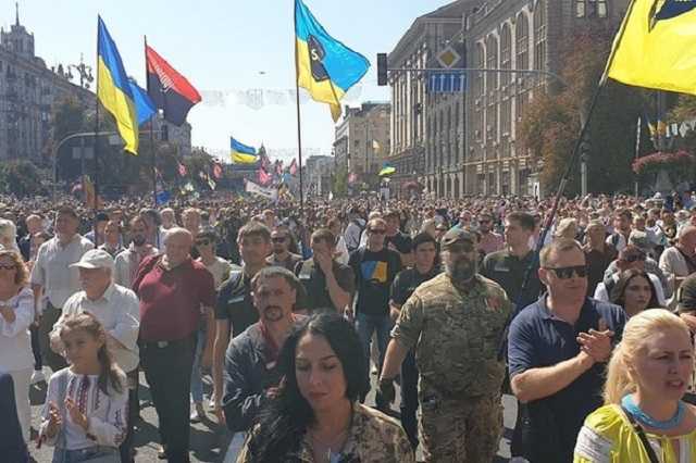 "Тысячи! Море!" Появились зрелищные фото и видео Марша защитников Украины
