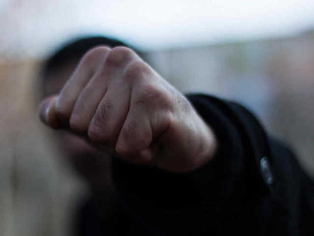 В Запорожской области мужчина у всех на глазах избил 12-летнего подростка