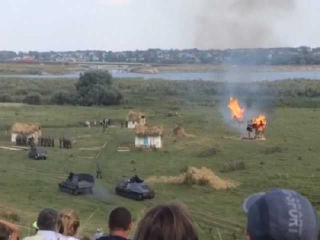В Сибири воспроизвели "битву за Днепр" с показательным "расстрелом предателя"