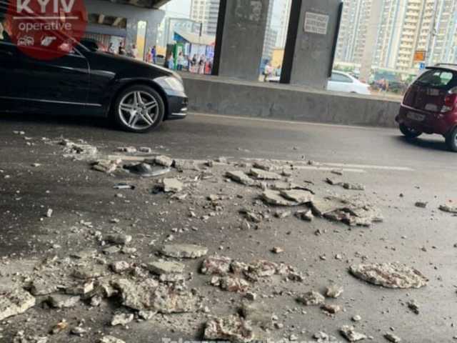 В столице на Осокорках кусок моста рухнул прямо на авто