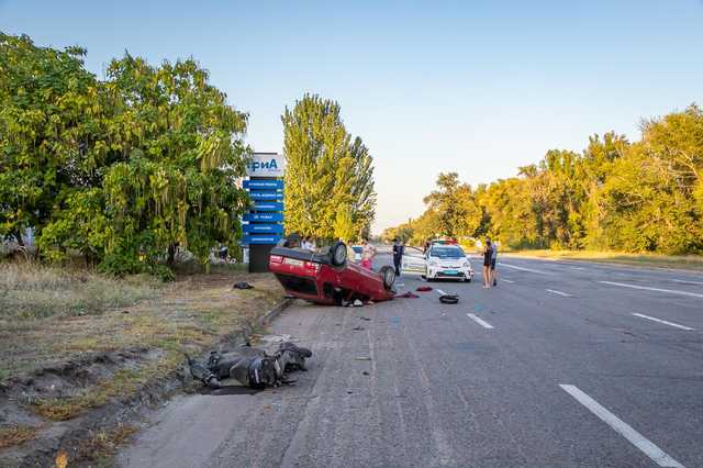 В Днепре из-за мопеда перевернулся ВАЗ