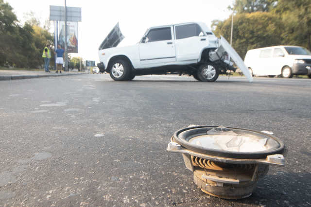 В Киеве на Надднепрянском шоссе столкнулись два авто: пострадали два человека