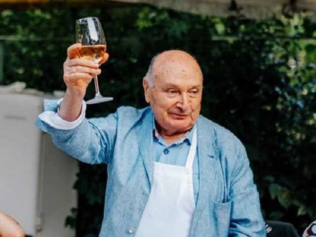 «По пять, но большие»: Жванецкий устроил в Одессе мастер-класс по приготовлению раков