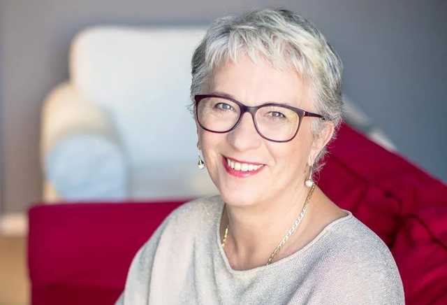 Зеленский вручил орден евродепутату, которая сожгла «колорадское» платье