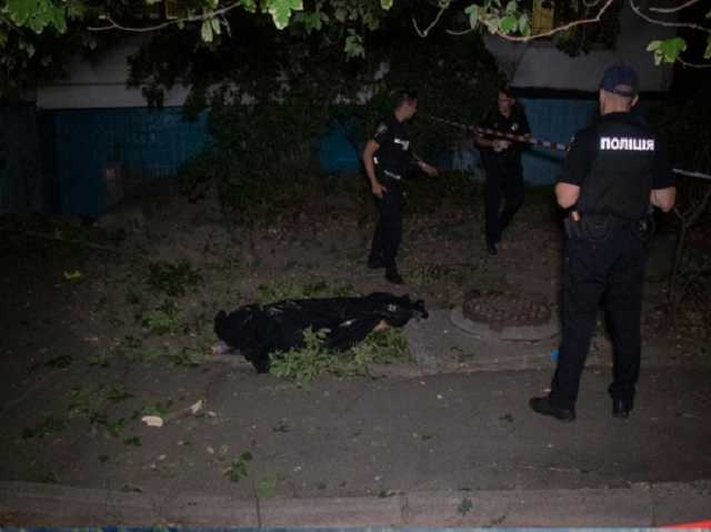 В Киеве женщина прыгнула с седьмого этажа, прихватив собаку