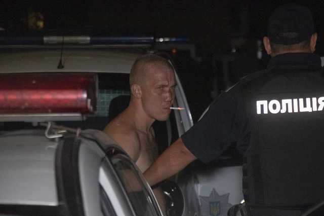 В Киеве мужчина разгромил парадное и угрожал взорвать полицейских