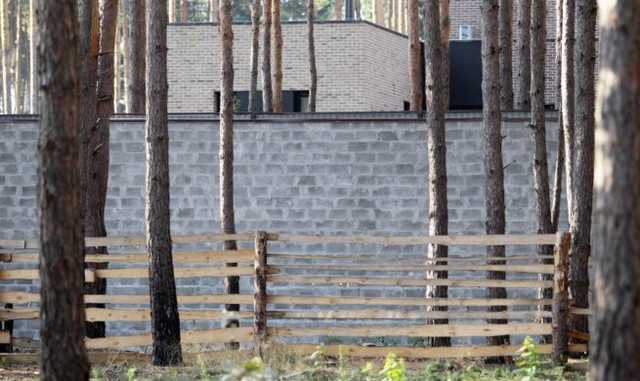 Прикриваючись Зеленським: Ліс на Київщині огородили капітальним парканом
