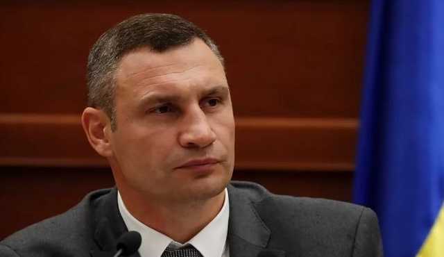 «Виталик, уходи!»: в Киеве на пешеходном мосту разместили баннер